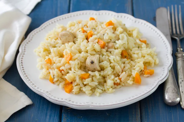 Rice with meat and vegetables on white plate — Stock Photo, Image