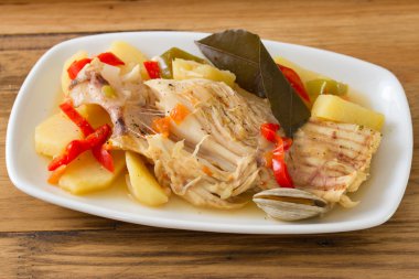 balık güveç beyaz çanak üzerinde