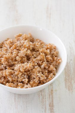 Mavi ahşap zemin üzerine kase haşlanmış mısır gevreği