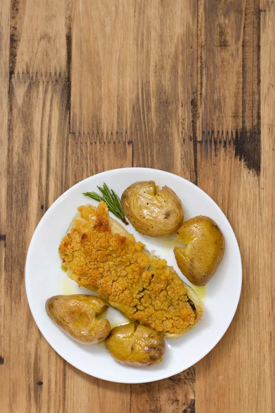 Pesce con patata e carota sul piatto — Foto Stock