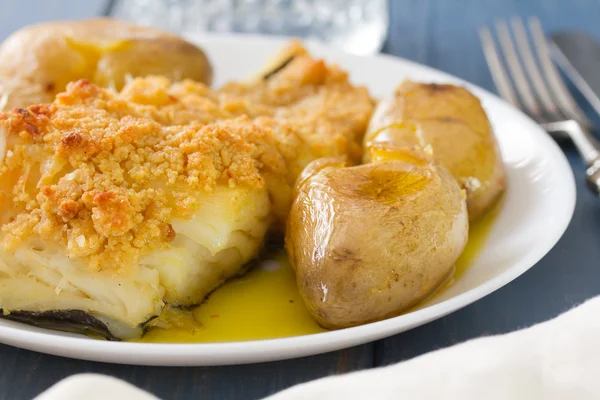 Peixe com batata e cenoura no prato — Fotografia de Stock