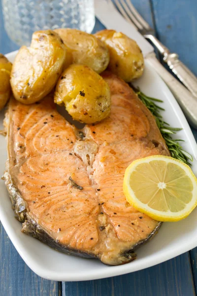 Fried salmon with potato on dish — Stock Photo, Image