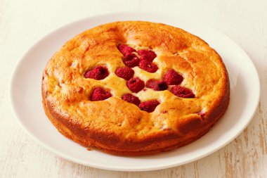 Pasta plaka üzerinde beyaz ahşap zemin üzerinde çilek ile