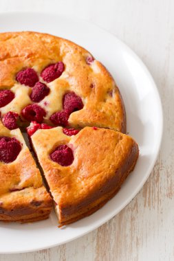 Pasta plaka üzerinde beyaz ahşap zemin üzerinde çilek ile