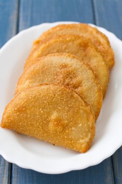 Mavi zemin üzerine beyaz bulaşık Portekizce et çerezleri