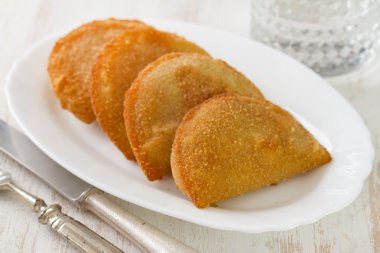 Mavi zemin üzerine beyaz bulaşık Portekizce et çerezleri