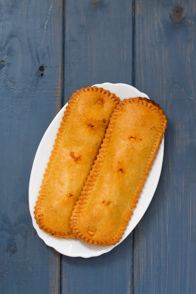 Portekizce tipik kurabiye empada de frango beyaz plaka üzerinde