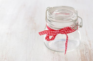 Beyaz ahşap zemin üzerinde boş cam kavanoz