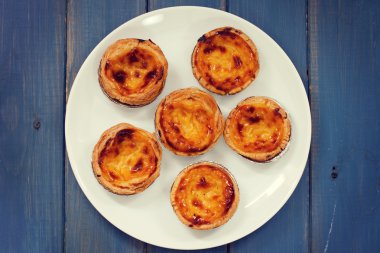 Portekizce cookie beyaz tabak üzerine yumurta