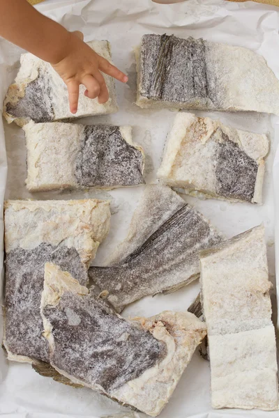 Kağıt ve babys yandan tuzlanmış Morina balığı — Stok fotoğraf