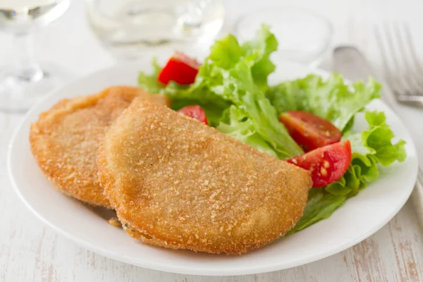 Portugese vlees koekjes met verse salade op witte schotel — Stockfoto