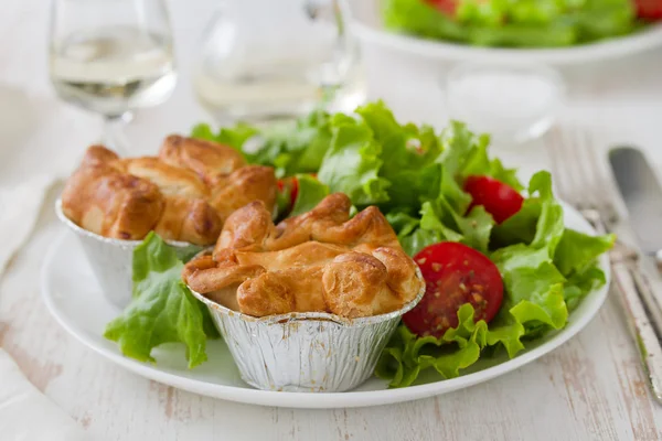 Pie with chicken with salad on white plate — Stock Photo, Image