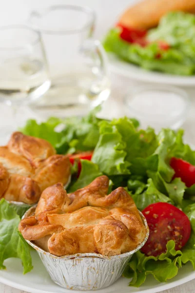 Taart met kip met salade op wit bord — Stockfoto