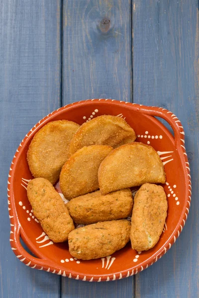 Carne e bacalhau peixe croquete no prato — Fotografia de Stock