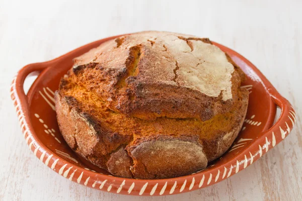 Chleb kukurydziany na białym tle — Zdjęcie stockowe