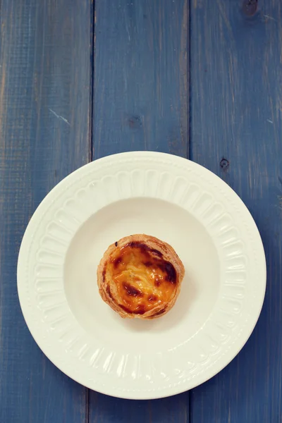 Biscoito de ovo português no prato branco — Fotografia de Stock