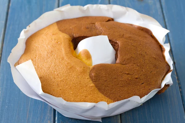 Bolo português pao de lo sobre white paper — Fotografia de Stock