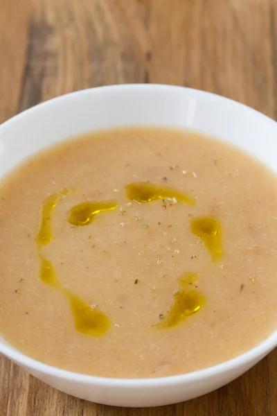 Овощной суп с маслом в белой миске — стоковое фото