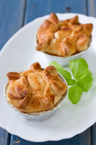 Torta com frango com manjericão em prato branco — Fotografia de Stock