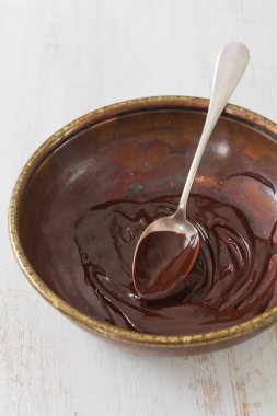 Beyaz ahşap zemin üzerine kaşıkla yemek çikolata