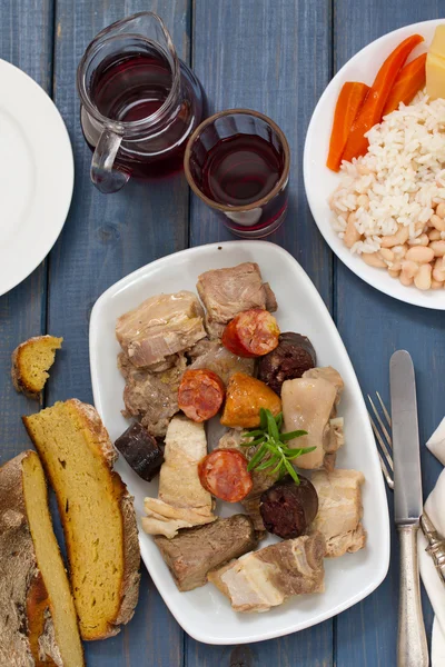 Португальские продукты питания на синем деревянном фоне — стоковое фото