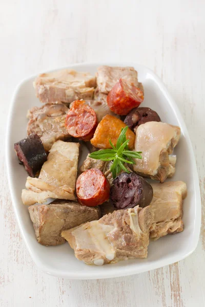 Carne de porco, carne de vaca, linguiças em prato branco — Fotografia de Stock