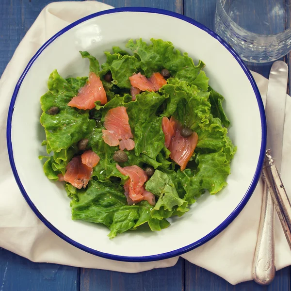 Salada com salmão defumado — Fotografia de Stock