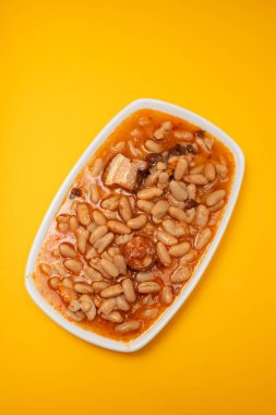 Tipik bir Portekiz yemeği. Beyaz tencereli fasulye.