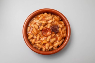 Seramik kasede servis edilen beyaz fasulye ve kanlı sosisli Asturian fabada çorbası.