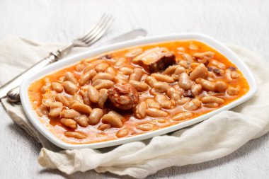 Tipik bir Portekiz yemeği. Beyaz tencereli fasulye.