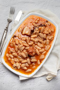 Tipik bir Portekiz yemeği. Beyaz tencereli fasulye.