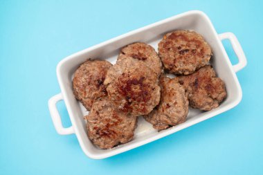 Ev yapımı kızarmış köfteler.
