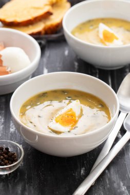 Kaynamış yumurtalı kremalı sebze çorbası.