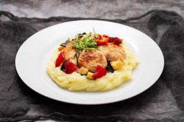 Kızarmış hindi köftesi ve patates püresi.