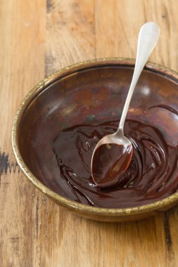 Çikolata yemek kaşık ile