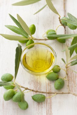 zeytinyağı ve zeytin Beyaz ahşap zemin üzerinde