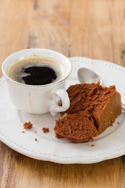 Çikolatalı kek ve kaşık kahve