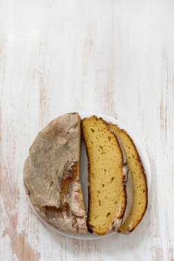 Beyaz ahşap zemin üzerinde Mısır ekmeği