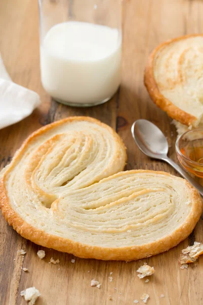 Palmier su piatto su fondo marrone in legno — Foto Stock