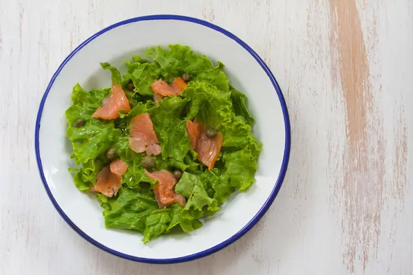 Салат з копченим лососем на тарілці — стокове фото