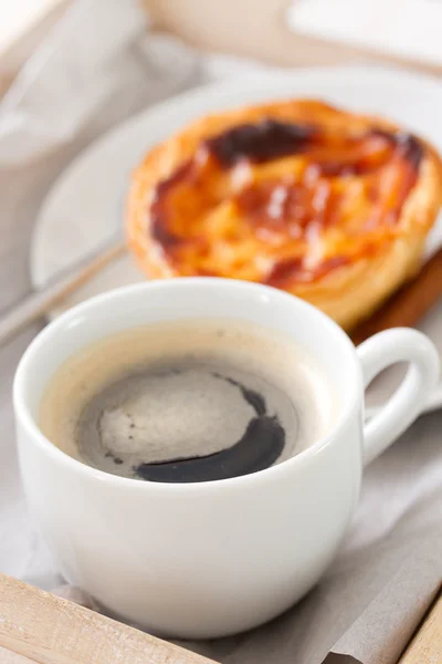 Taza de café con pasta de galletas portuguesas eis de nata —  Fotos de Stock