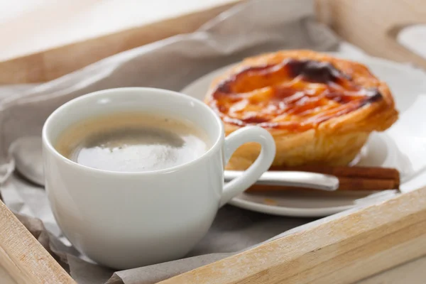 Galleta portuguesa pasteis de nata con café —  Fotos de Stock