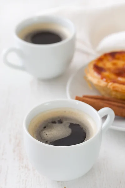 Café con pasta de galletas portuguesas eis de nata —  Fotos de Stock