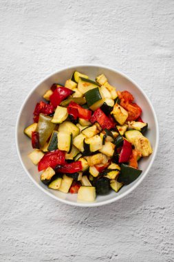 Tabakta ızgara sebzeler ve baharatlar var.