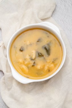 Lezzetli beyaz fasulye çorbası ya da temiz çorba - sağlıklı vegan gıda konsepti. Çorba resminin üst görünümü