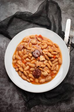 Tipik beyaz tenli Portekiz yemeği dobradası.