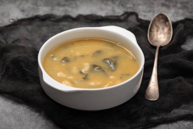 Lezzetli beyaz fasulye çorbası ya da temiz çorba - sağlıklı vegan gıda konsepti. Çorba resminin üst görünümü