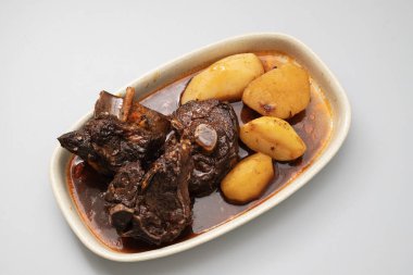 Chanfana, kırmızı şarap ve baharatlarla pişirilmiş yavaş pişirilmiş Portekiz yemeği..