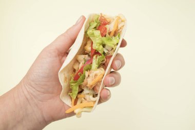 Et ve sebzeli taco. Meksika usulü.