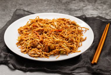 Tavuk, biber ve sebzeli erişte.